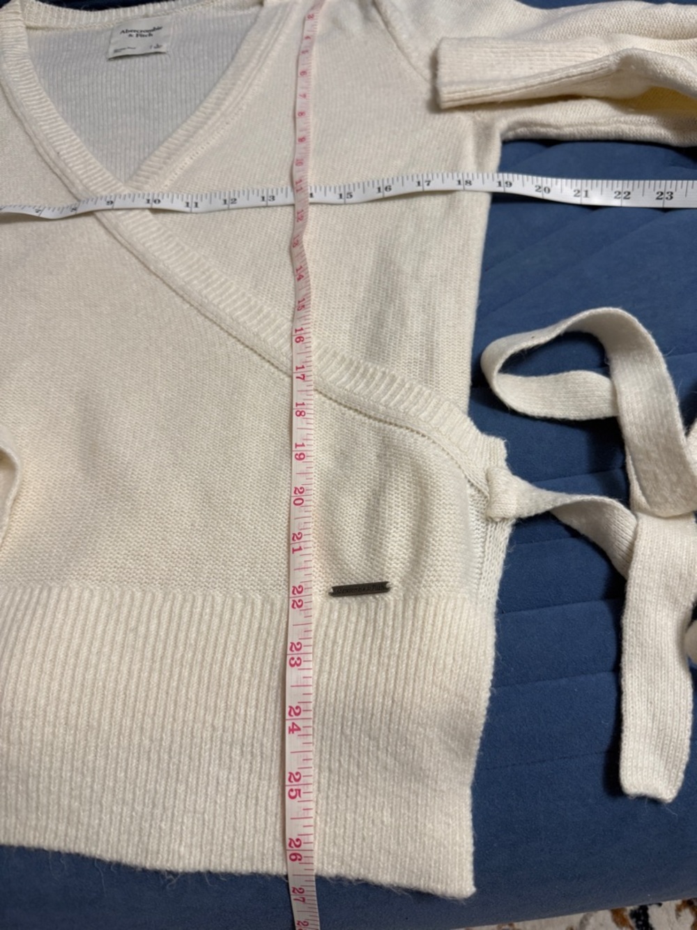 Abercrombie & Fitch Cream Ribbed Knit Sweater Label Detail - Picture 10 of 11